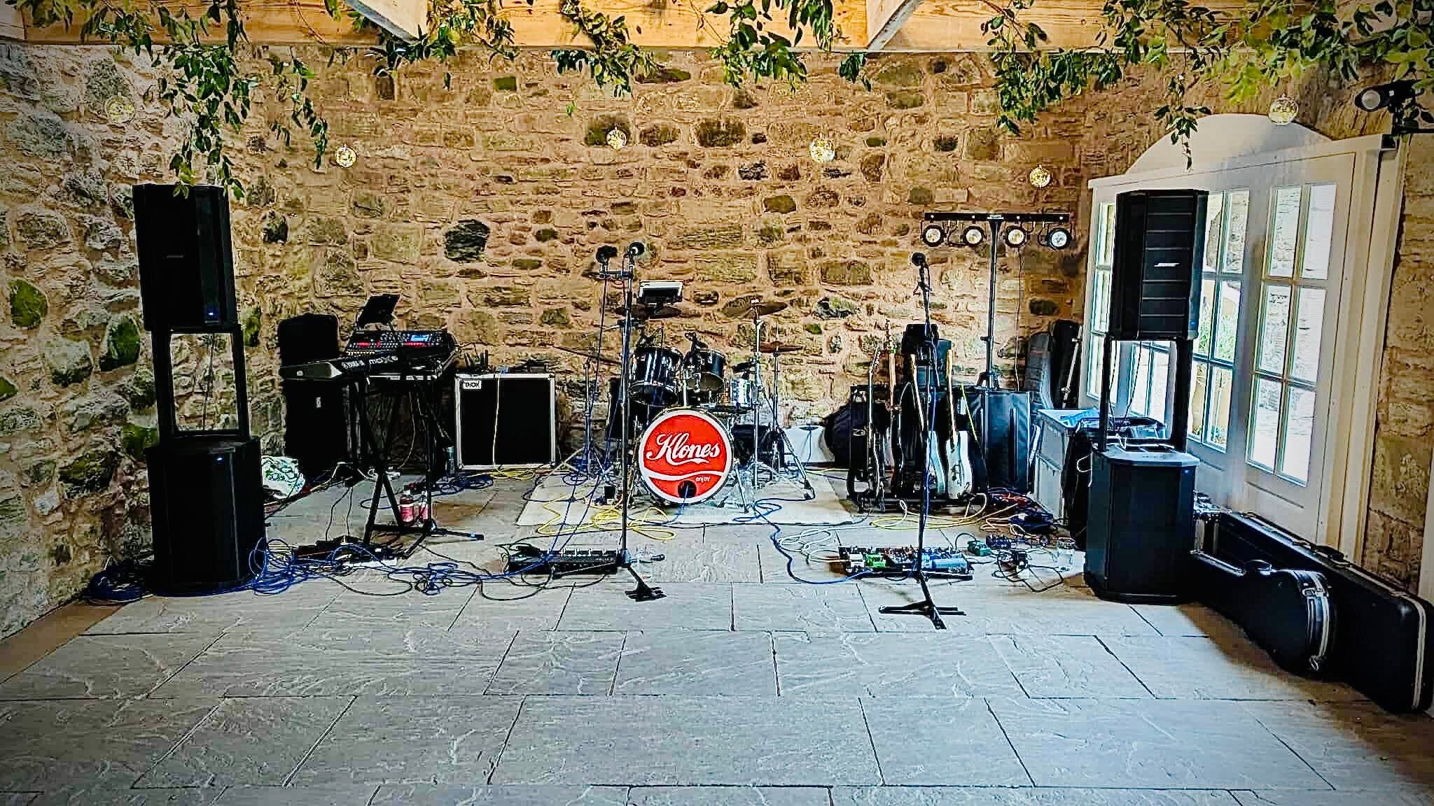 Band stone wall